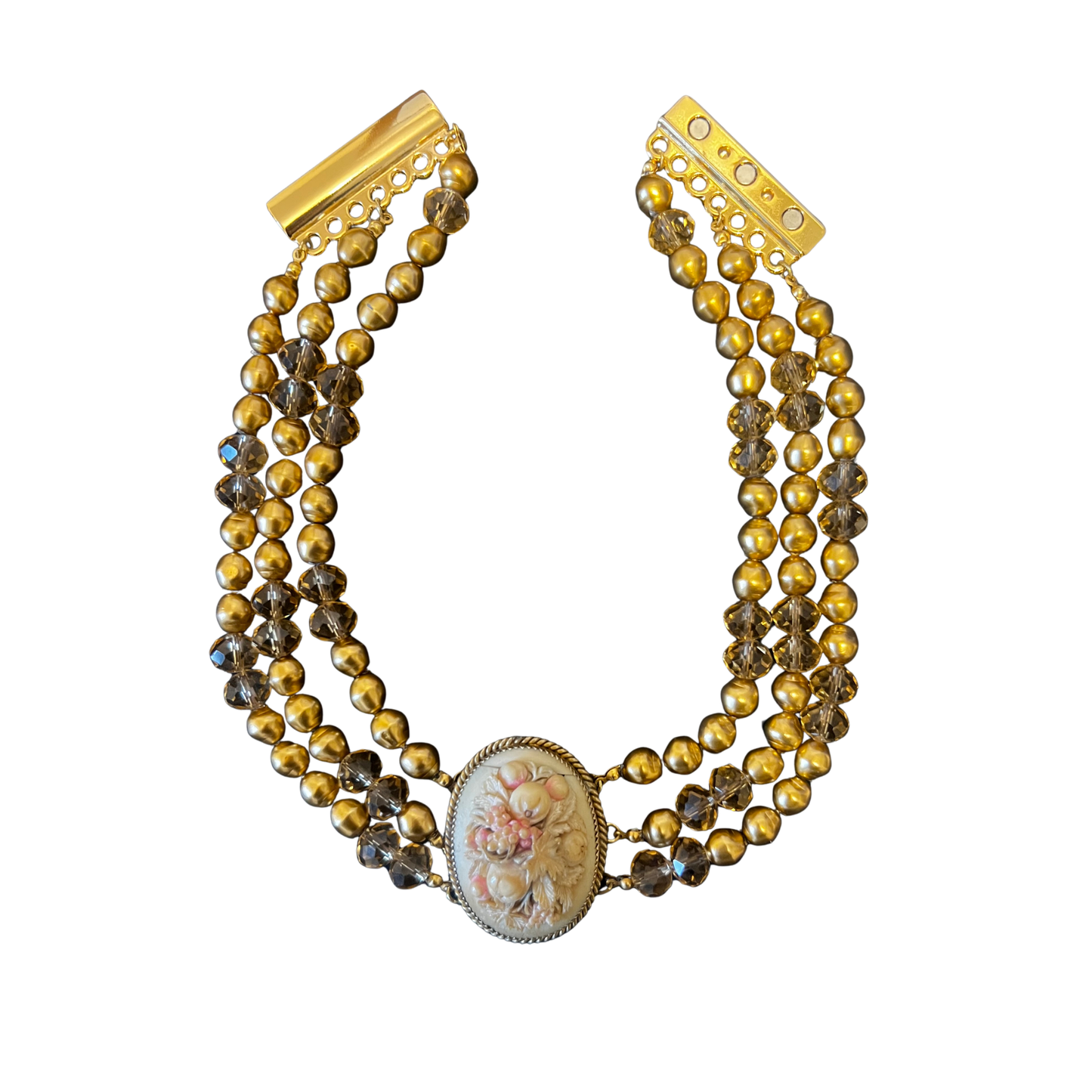 Chocker Pérolas Douradas e Camafeu
