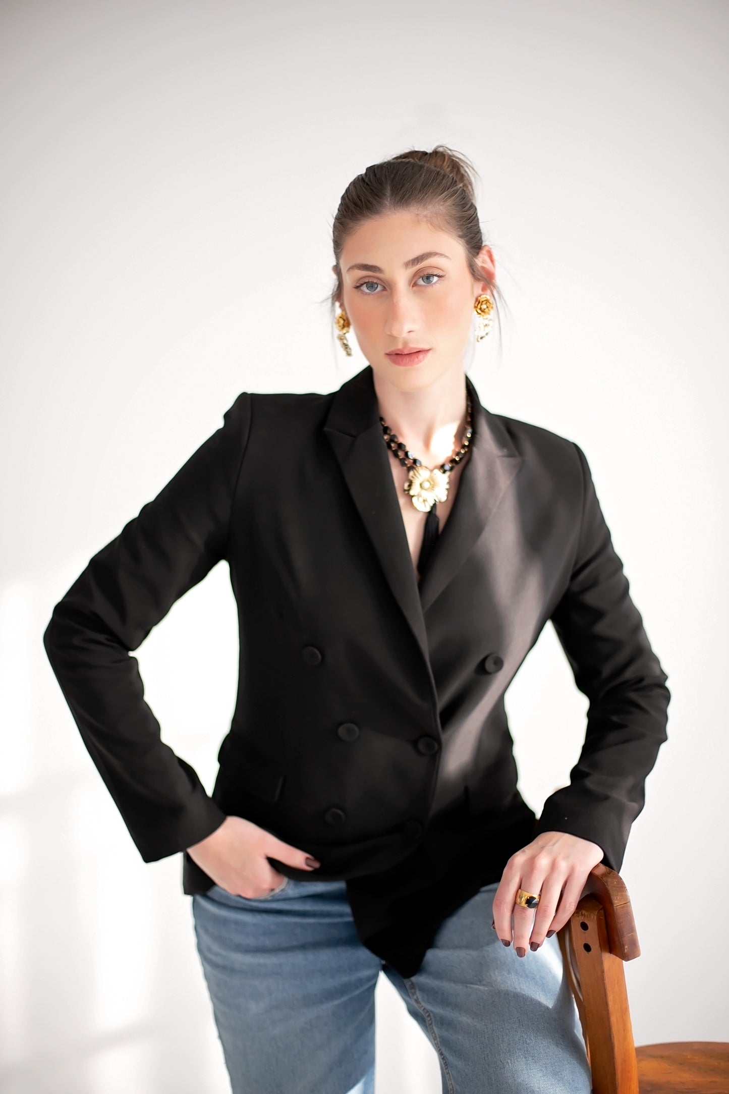 Colar preto com dourado