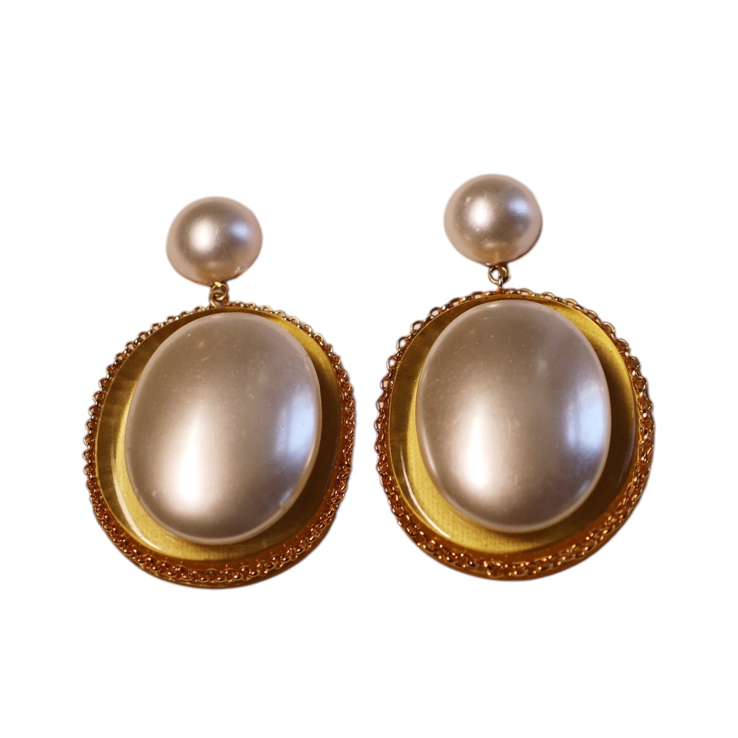 Brinco oval com pérola e resina