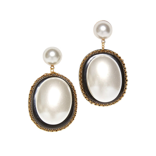 Brinco oval com pérola e resina