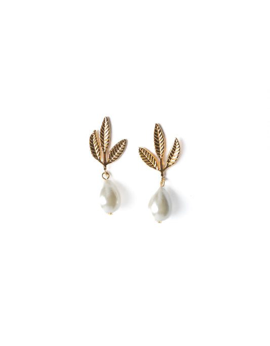 Brinco folhas com gota de pérola