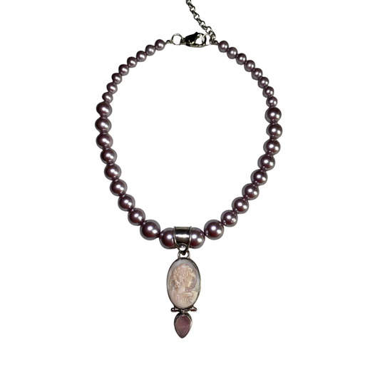 Colar Pérolas Lilás com Camafeu Vintage